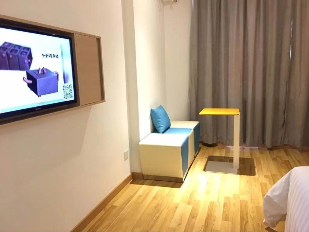 Bed in 7 Days Inn Huizhou Danshui Yi Center