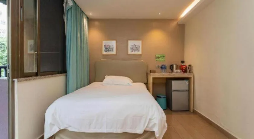 Bed in Leisurely Hotel Shenzhen