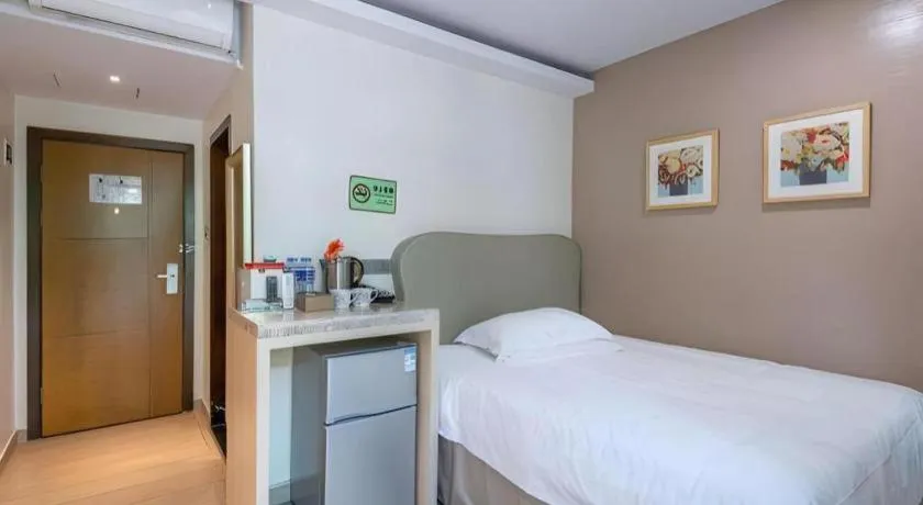 Bed in Leisurely Hotel Shenzhen