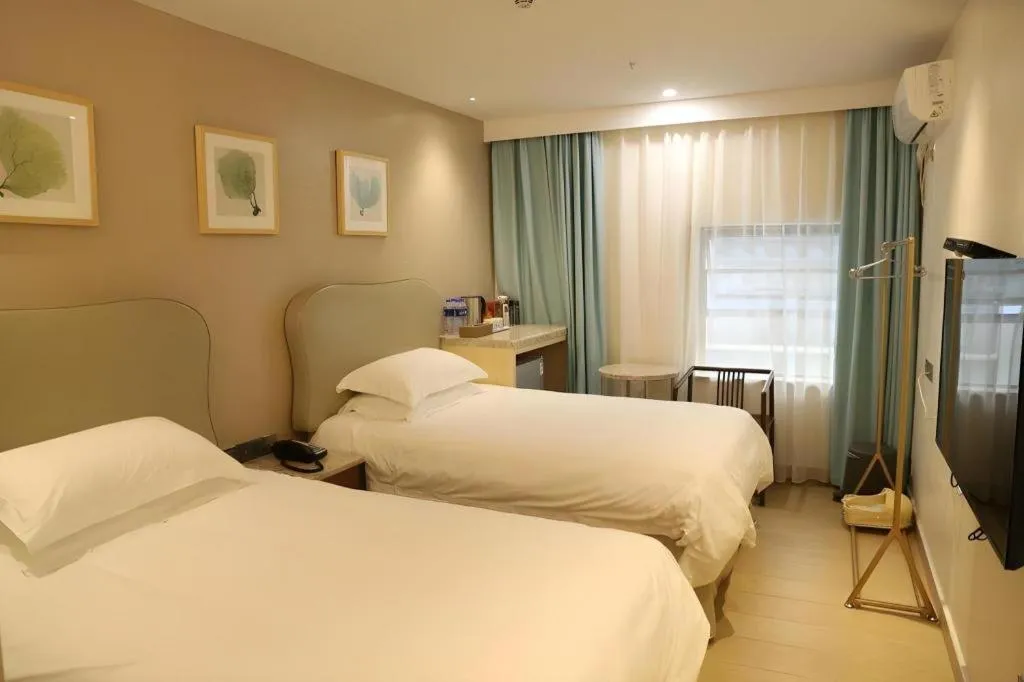 Bed in Leisurely Hotel Shenzhen