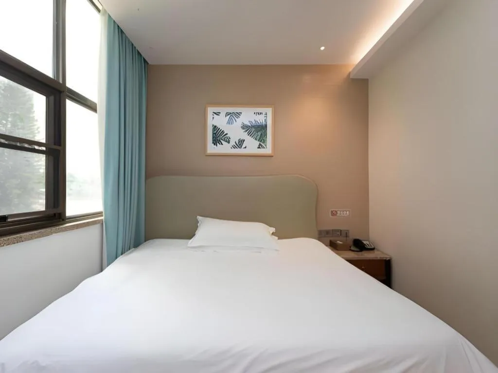 Bed in Leisurely Hotel Shenzhen