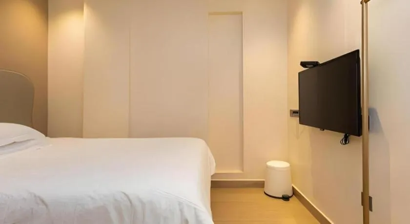 Bed in Leisurely Hotel Shenzhen