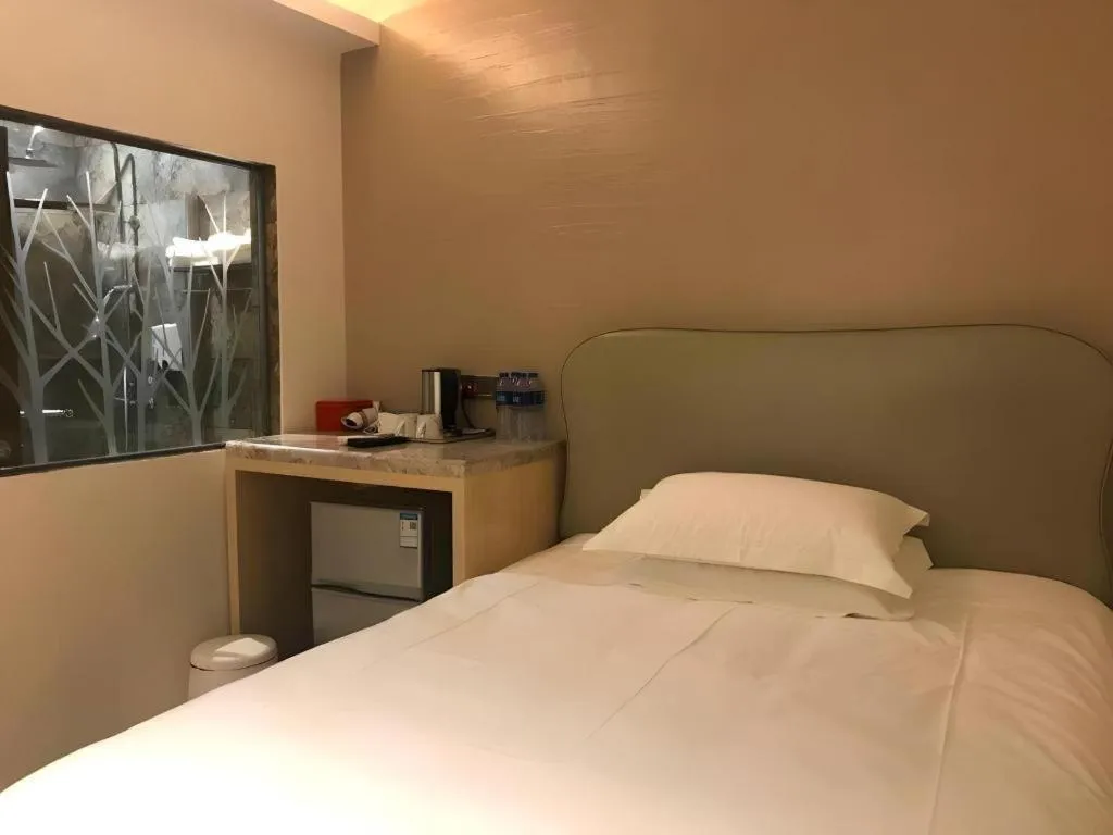 Bed in Leisurely Hotel Shenzhen