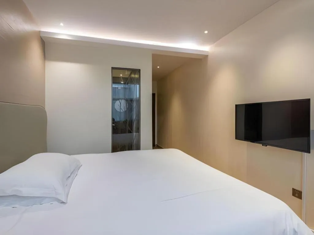 Bed in Leisurely Hotel Shenzhen