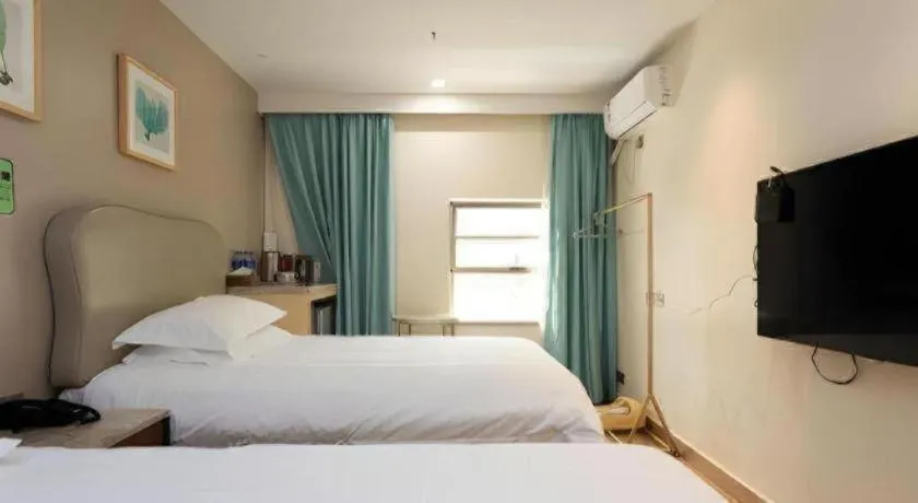 Bed in Leisurely Hotel Shenzhen