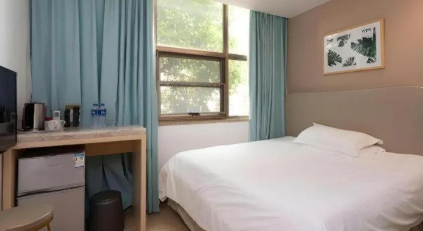 Bed in Leisurely Hotel Shenzhen