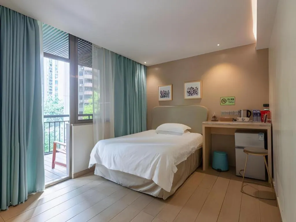 Bed in Leisurely Hotel Shenzhen