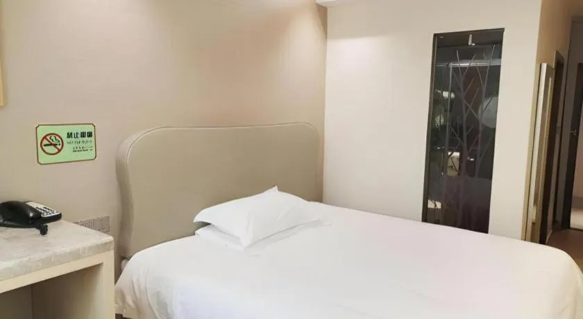 Bed in Leisurely Hotel Shenzhen