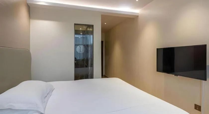 Bed in Leisurely Hotel Shenzhen