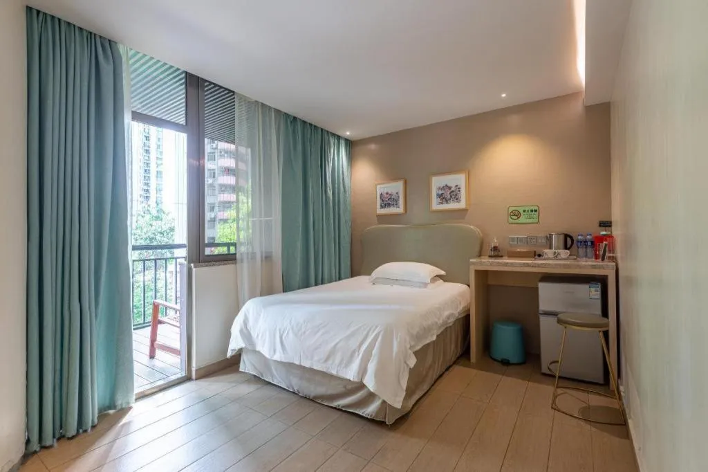 Bed in Leisurely Hotel Shenzhen