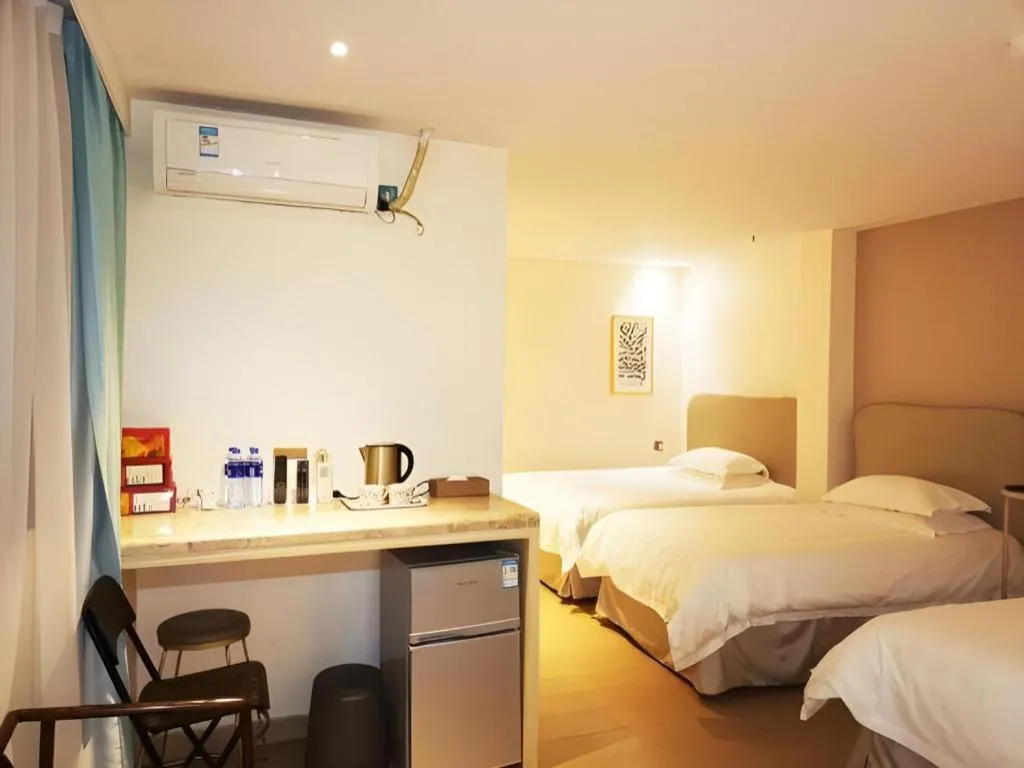 Bed in Leisurely Hotel Shenzhen