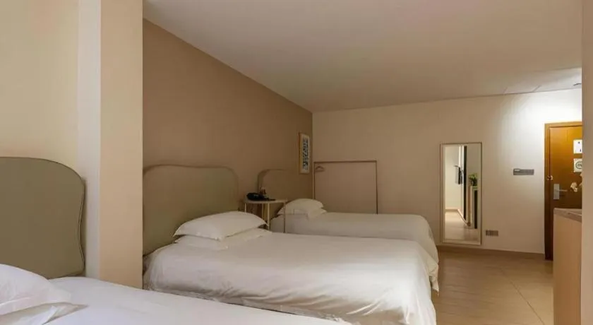 Bed in Leisurely Hotel Shenzhen