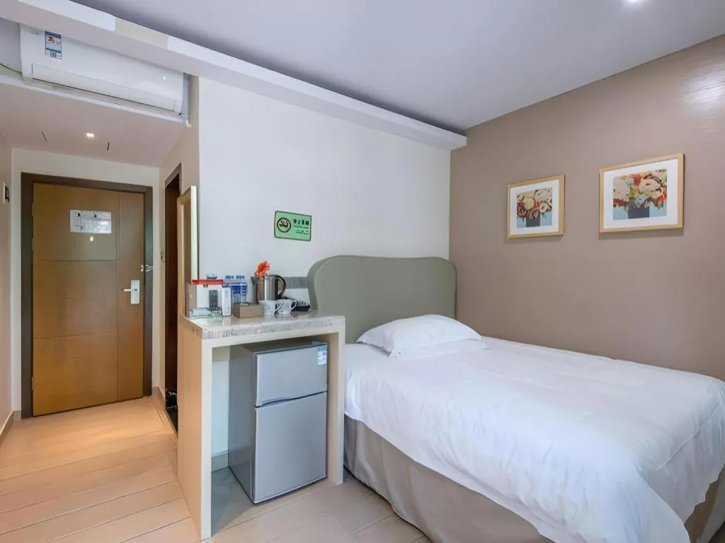 Bed in Leisurely Hotel Shenzhen