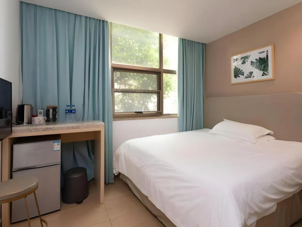 Bed in Leisurely Hotel Shenzhen