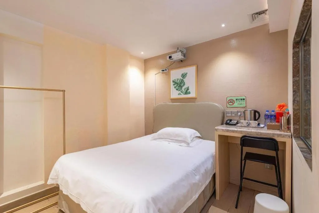 Bed in Leisurely Hotel Shenzhen