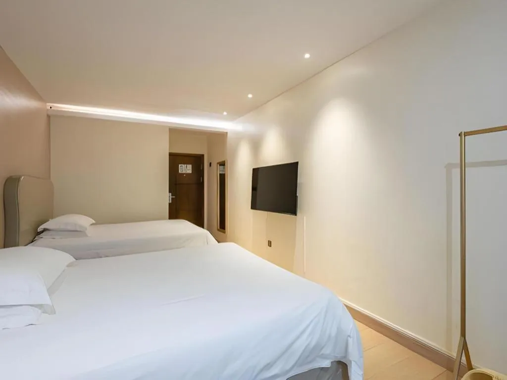 Bed in Leisurely Hotel Shenzhen