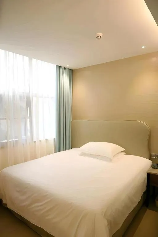 Bed in Leisurely Hotel Shenzhen