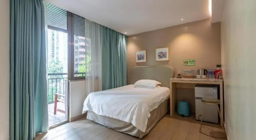 Bed in Leisurely Hotel Shenzhen