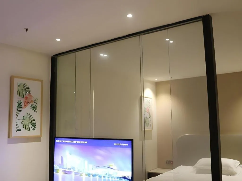 Bed in Leisurely Hotel Shenzhen