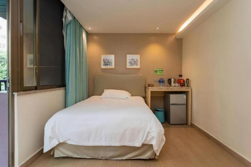 Bed in Leisurely Hotel Shenzhen