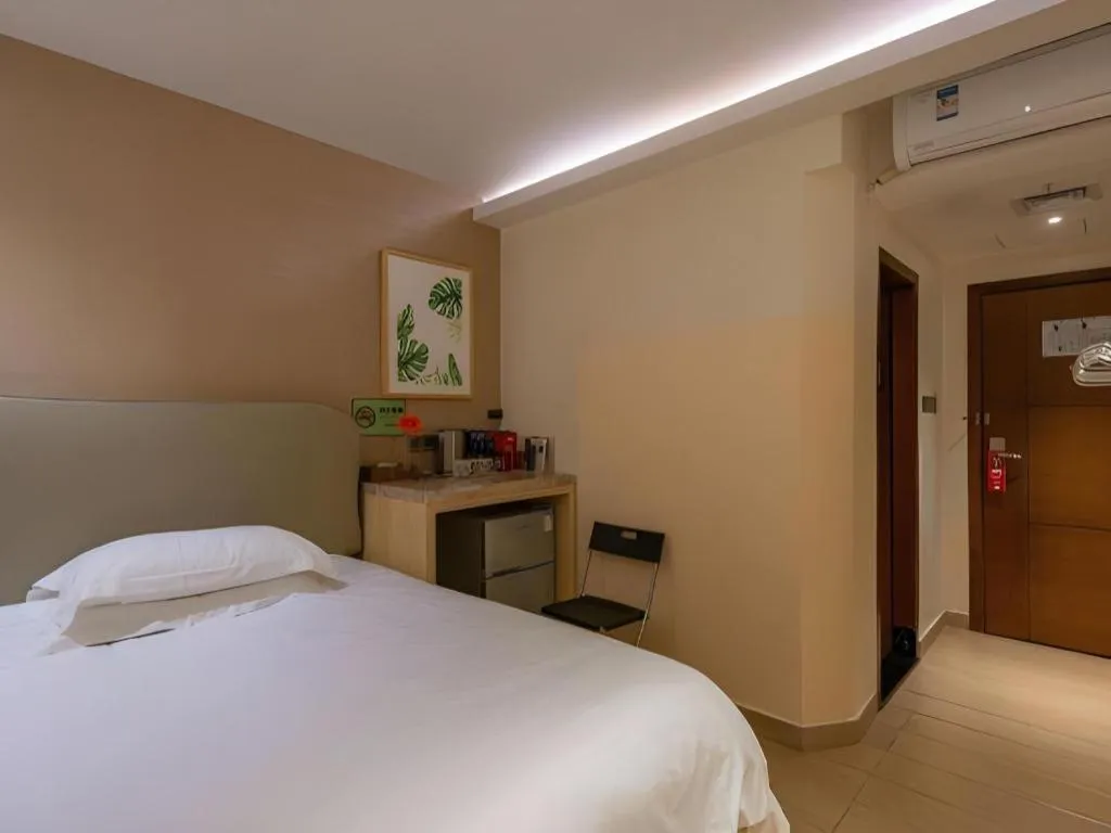 Bed in Leisurely Hotel Shenzhen