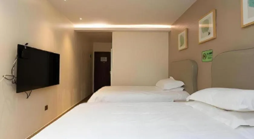 Bed in Leisurely Hotel Shenzhen