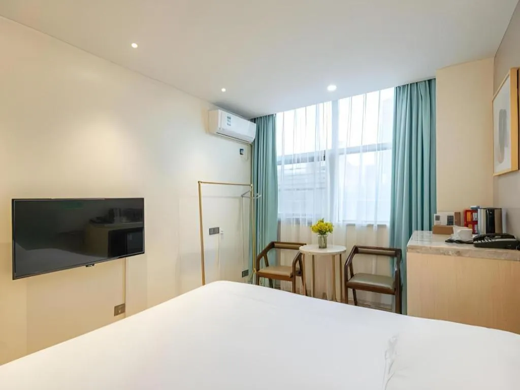 Bed in Leisurely Hotel Shenzhen