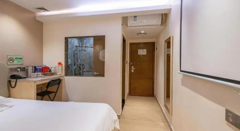 Bed in Leisurely Hotel Shenzhen