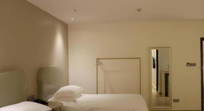 Bed in Leisurely Hotel Shenzhen