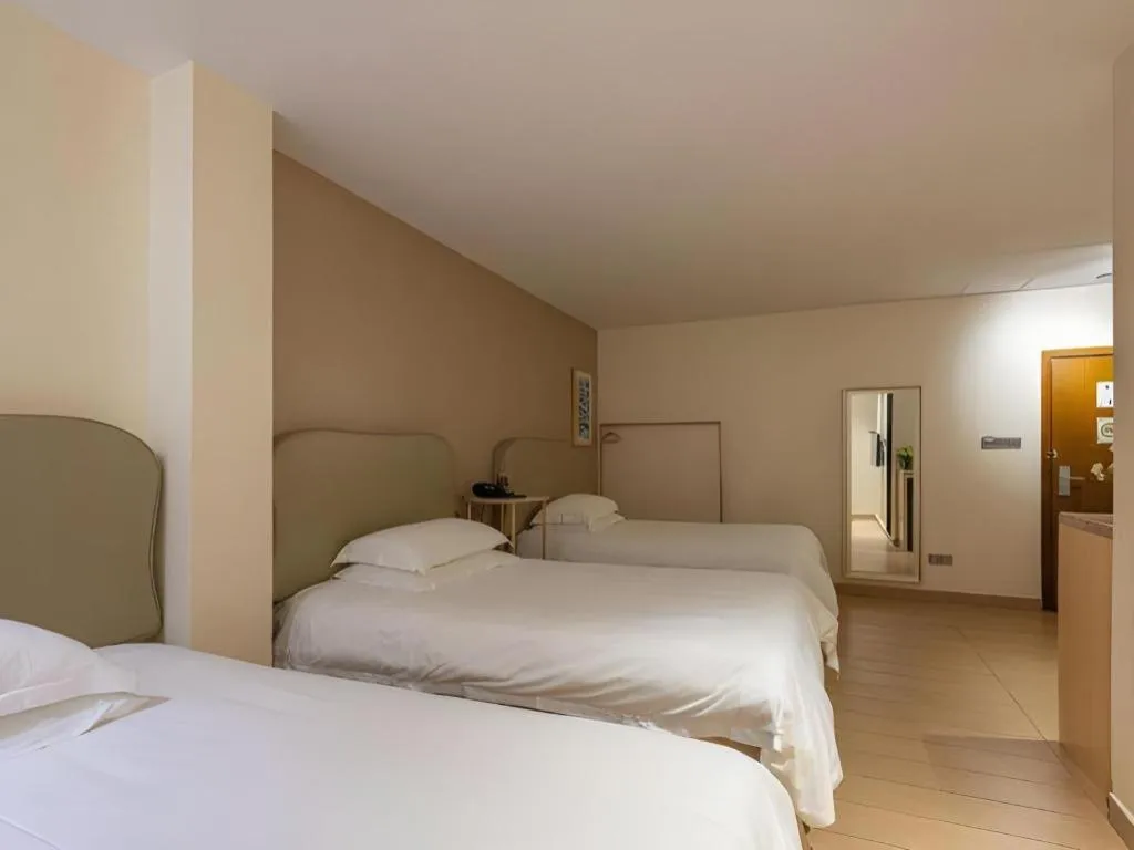 Bed in Leisurely Hotel Shenzhen