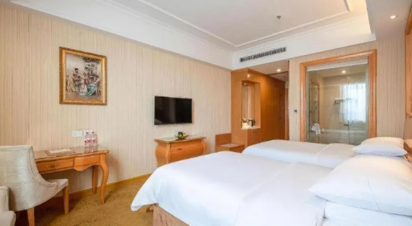 Bed in Vienna Hotel Guangzhou Airport Gaosu Pingsha