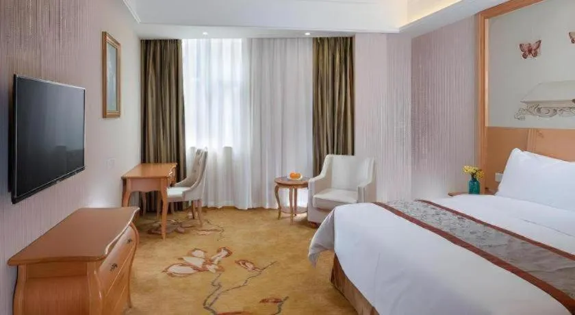 Bed in Vienna Hotel Guangzhou Airport Gaosu Pingsha