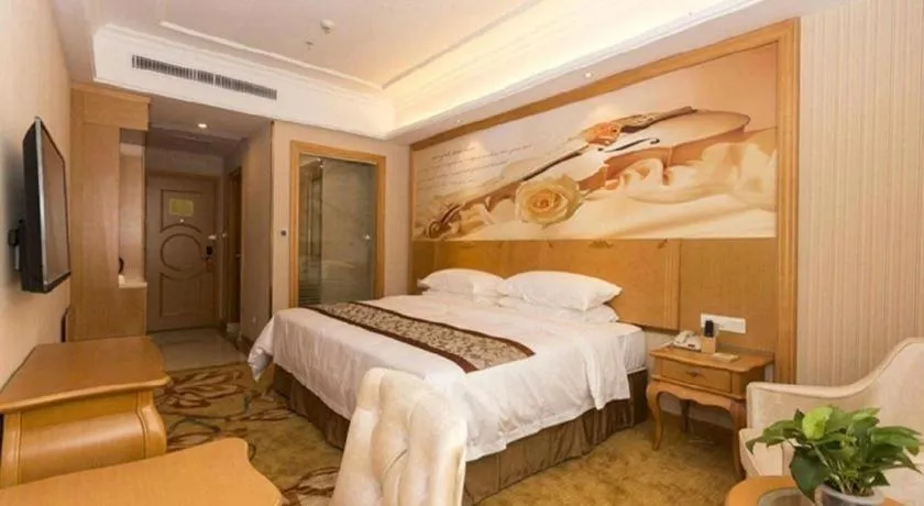 Bed in Vienna Hotel Guangzhou Airport Gaosu Pingsha