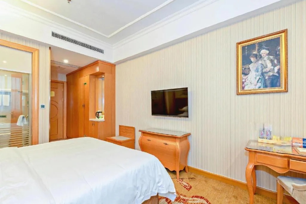 Bed in Vienna Hotel Guangzhou Airport Gaosu Pingsha