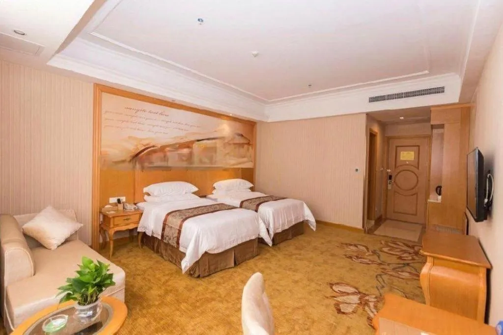 Bed in Vienna Hotel Guangzhou Airport Gaosu Pingsha
