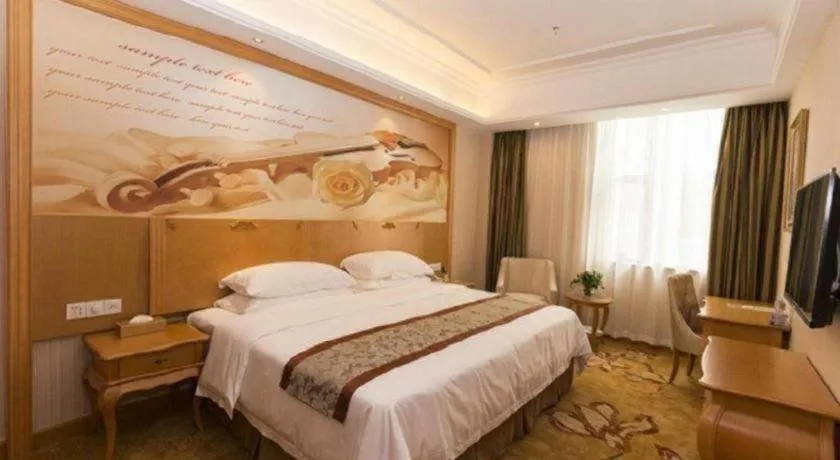 Bed in Vienna Hotel Guangzhou Airport Gaosu Pingsha