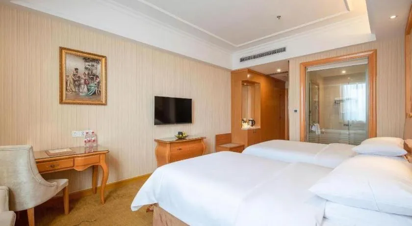 Bed in Vienna Hotel Guangzhou Airport Gaosu Pingsha