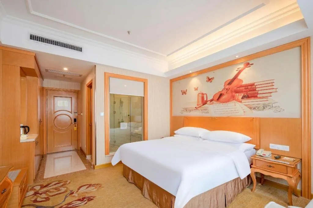 Bed in Vienna Hotel Guangzhou Airport Gaosu Pingsha