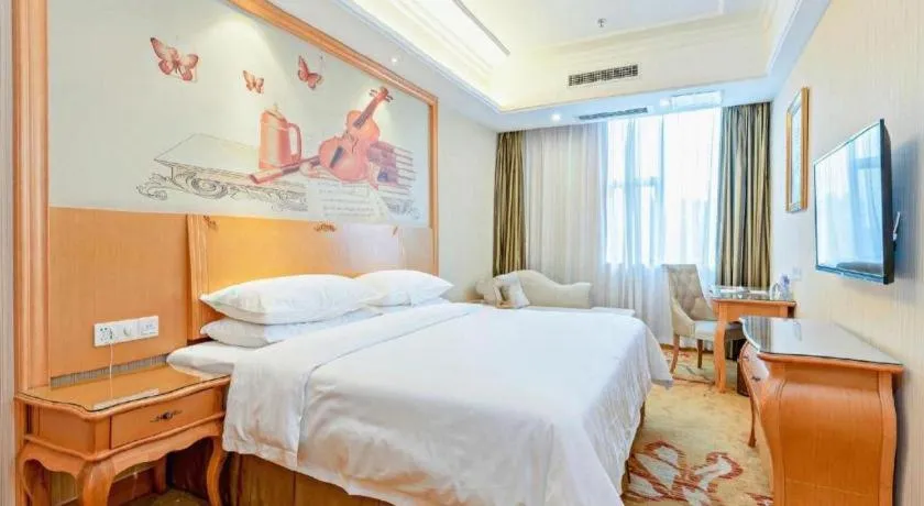Bed in Vienna Hotel Guangzhou Airport Gaosu Pingsha