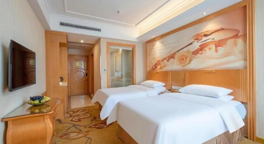 Bed in Vienna Hotel Guangzhou Airport Gaosu Pingsha