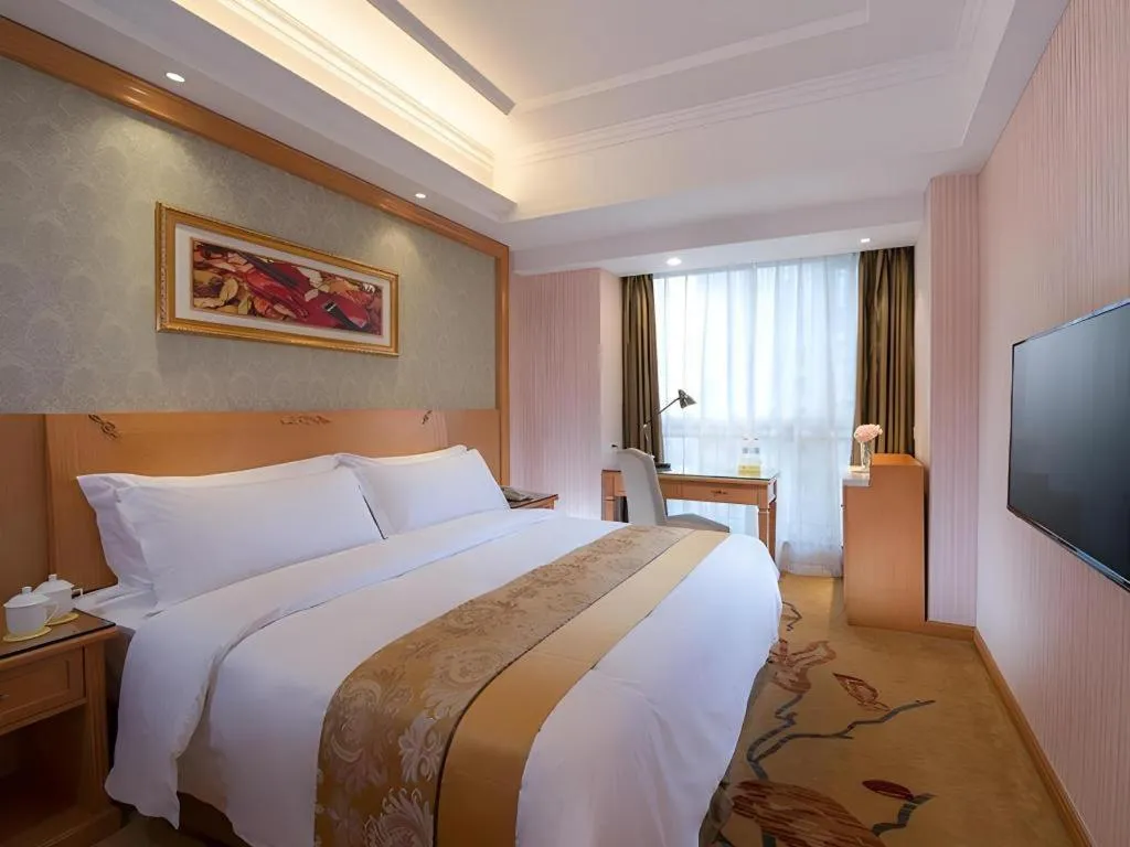 Bed in Vienna Hotel Chengdu Chunxi Road Lijiatuo Metro Station