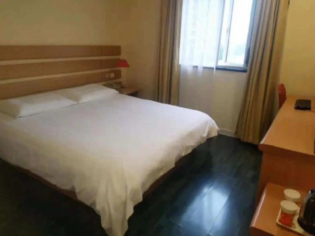 Bed in Home Inn Neo Leshan Central Food Street