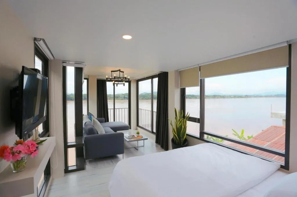 Bed in The River House Chiangkhan Hotel