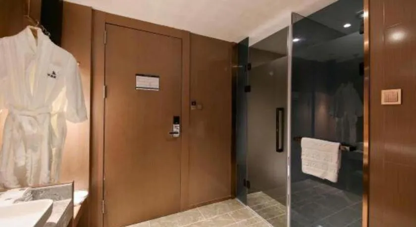 East Queen Hotel (Xi'an Beimen Metro Station)