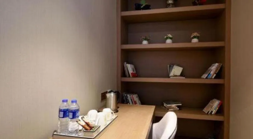 East Queen Hotel (Xi'an Beimen Metro Station)