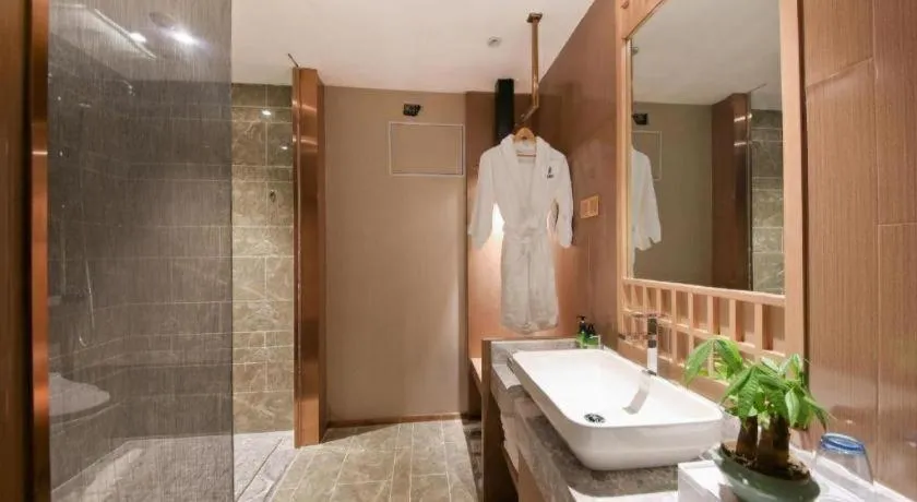 East Queen Hotel (Xi'an Beimen Metro Station)