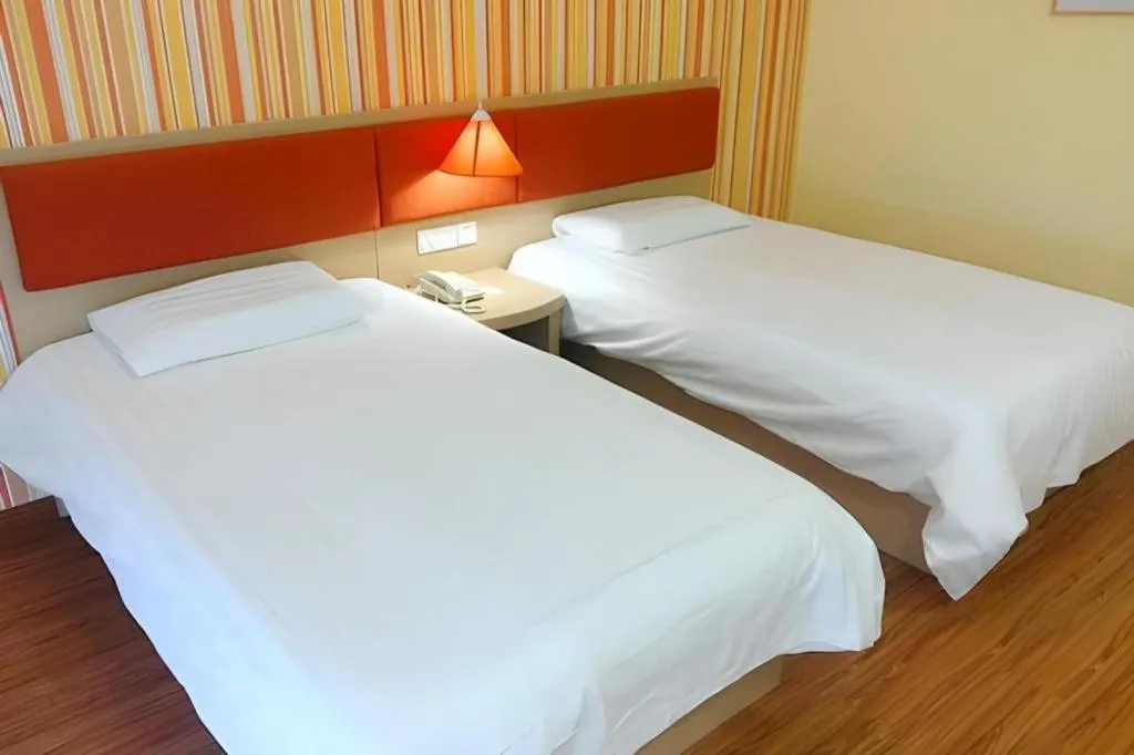 Bed in Home Inn-Qingdao Chongqing Zhong Road Licang Walking Street