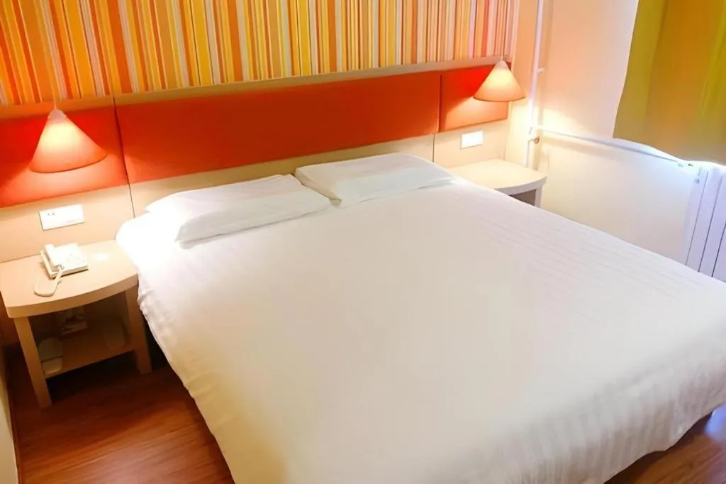 Bed in Home Inn-Qingdao Chongqing Zhong Road Licang Walking Street