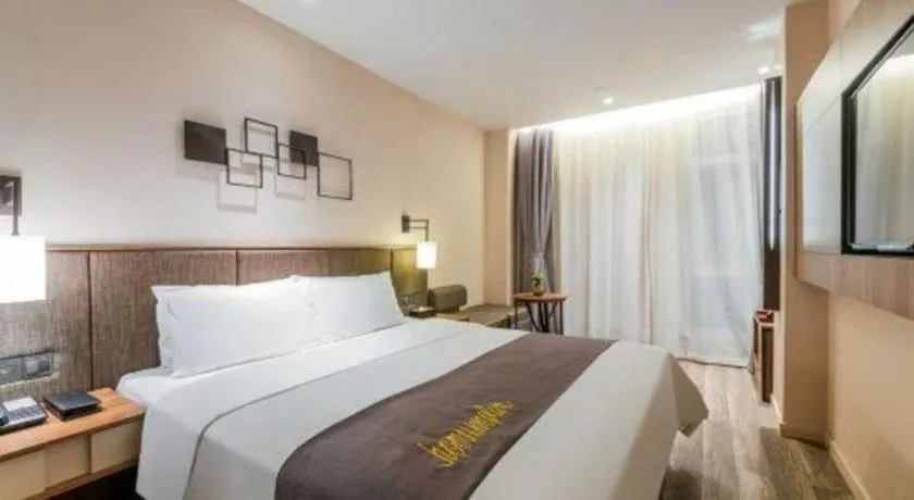 Bed in Home Inn Plus Shanghai Pudong Xinjinqiao Road