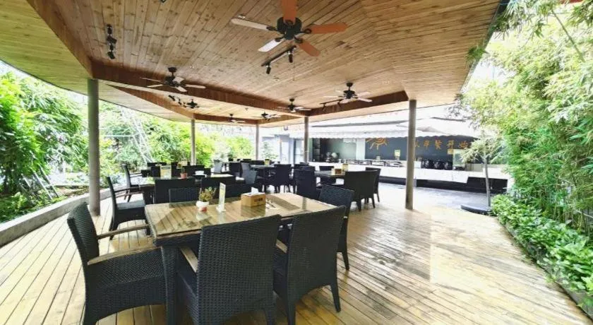 IU Hotels·Nanning Zoo Metro Station RT-Mart